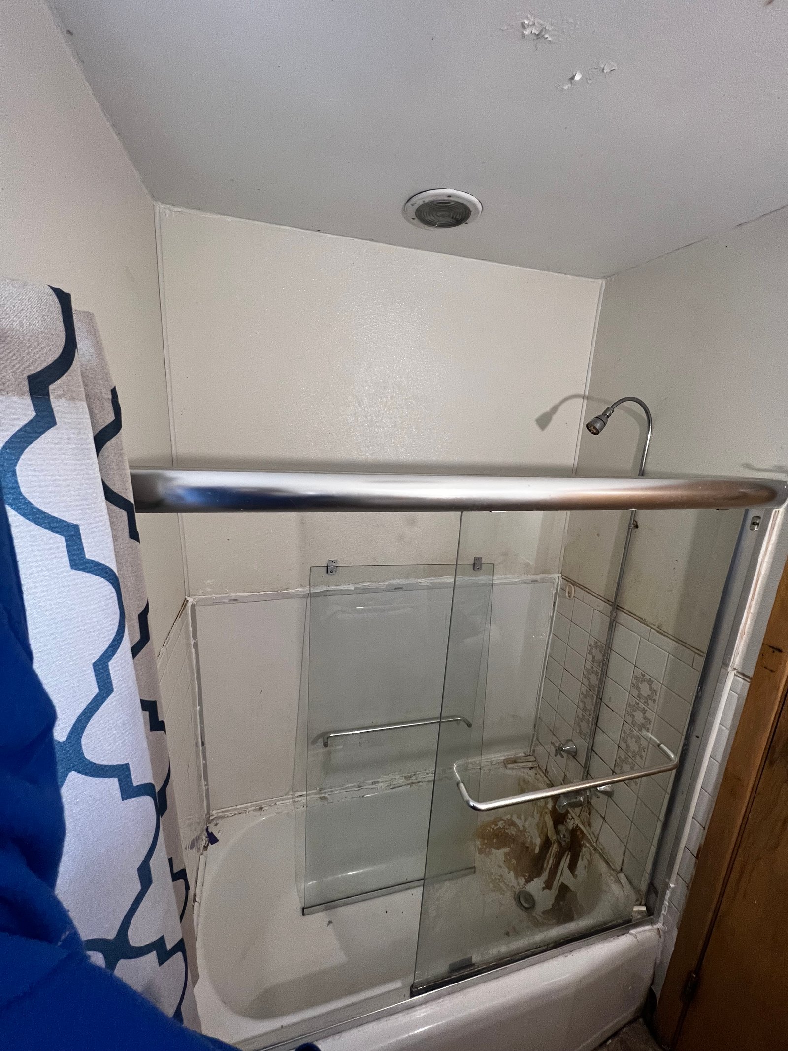 Bathroom before remodel 6